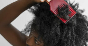 coiffure-inspiration-cheveu-crepu-boucle-demelage-peigne-brosse