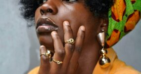 coiffure-inspiration-cheveu-crepu-boucle-foulard-satin