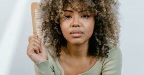 coiffure-inspiration-cheveu-crepu-boucle-demelage-peigne-brosse